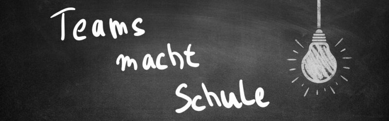 Teams macht Schule auf Schultafel mit Licht